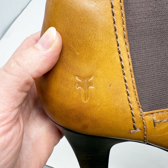 Frye Cognac Brown Leather Scarlett Chelsea High Heel Bootie Women's Sz 9 Pull On - Picture 4 of 10